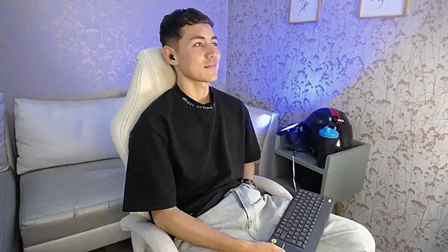 LoganFoster  online show from December 15, 2025, 11:31 pm