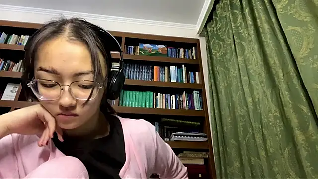 Snapshot of LinaClous chatting on January 14, 2026, 3:15 pm LinaClous online show from January 14, 2026, 3:15 pm