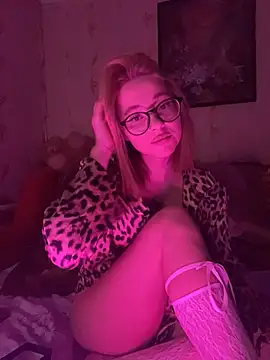 Snapshot of KatieKats chatting on November 25, 2025, 5:02 pm KatieKats online show from November 25, 2025, 5:02 pm