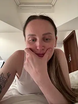 Snapshot of TomilaSi chatting on June 10, 2026, 5:47 pm TomilaSi online show from June 10, 2026, 5:47 pm