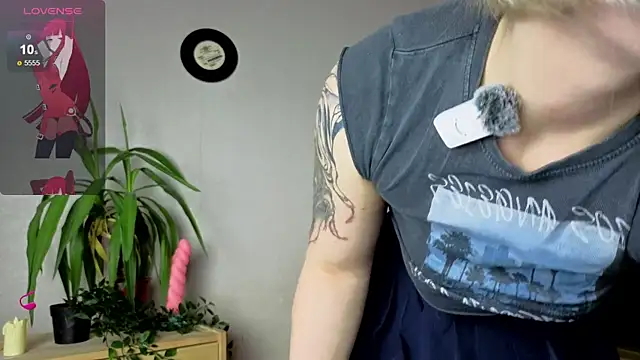 Snapshot of Me1inMonro chatting on November 28, 2025, 5:29 am Me1inMonro online show from November 28, 2025, 5:29 am