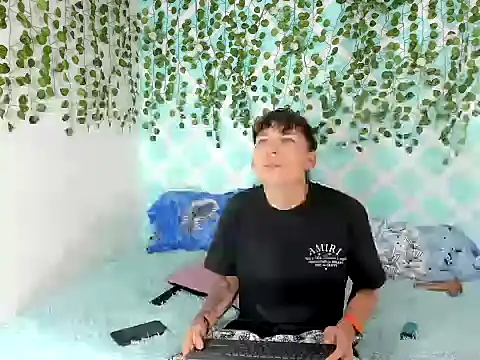 Snapshot of bradboyhot06 chatting on December 16, 2025, 7:51 pm bradboyhot06 online show from December 16, 2025, 7:51 pm