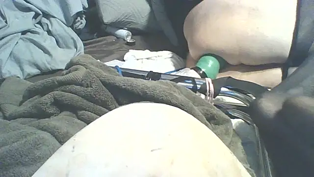 xxxenzo1 online show from December 16, 2025, 1:04 pm