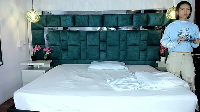  bonnyandclyde online show from February 22, 2026, 1:02 pm