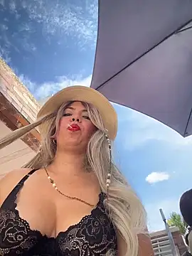 IsaSantoDomingo online show from December 4, 2025, 2:27 pm