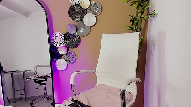 luna cute   online show from January 14, 2026, 7:50 pm