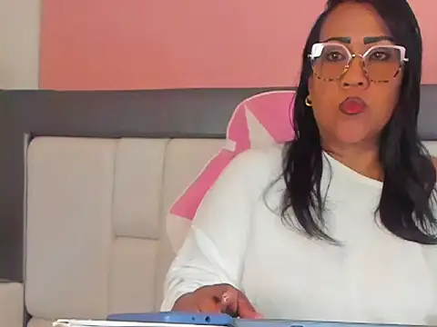 KarolWest  online show from December 15, 2025, 12:33 pm