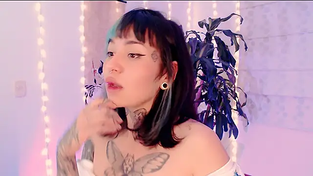 justmartina  online show from April 1, 2026, 2:02 am