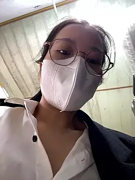 Snapshot of rose2111 chatting on January 13, 2026, 3:32 am rose2111 online show from January 13, 2026, 3:32 am