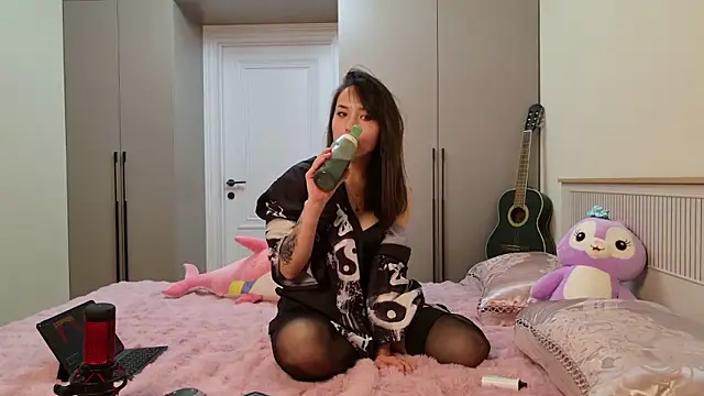 LunaMole online show from November 28, 2025, 2:17 pm