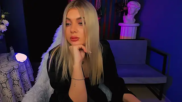 HyileyClark online show from April 15, 2026, 7:58 pm