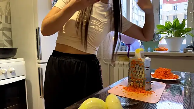 ShaeLucarell online show from November 27, 2025, 10:05 am