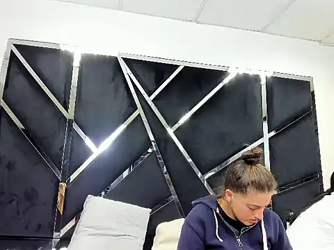 Alyssa Noah online show from April 6, 2026, 3:57 am