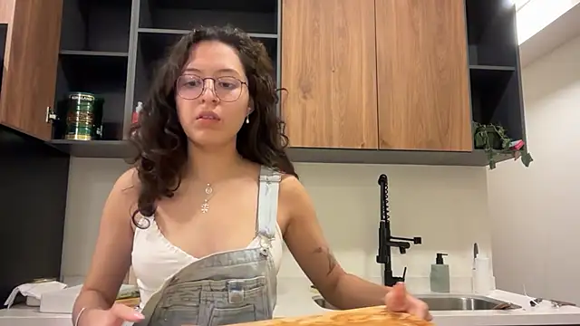 Snapshot of Alicatcua_ chatting on July 9, 2026, 2:01 am Alicatcua online show from July 9, 2026, 2:01 am