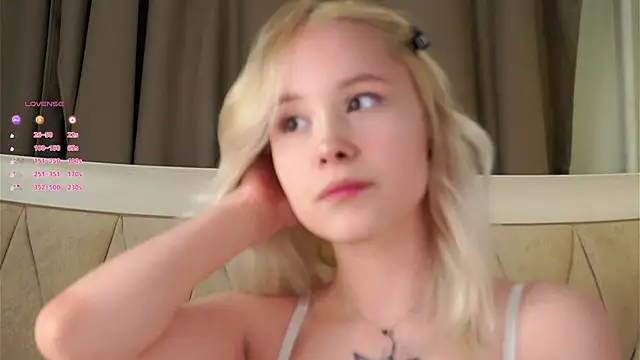 AunclreaVache online show from February 15, 2026, 2:16 pm