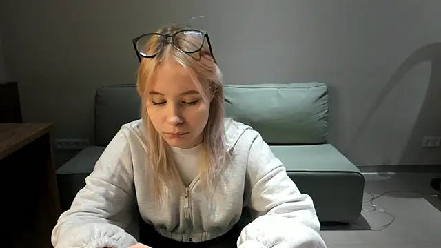 AunclreaVache online show from November 29, 2025, 10:15 am