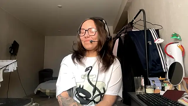 KerriMcbreen online show from November 28, 2025, 5:07 am