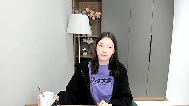 YvonneShames online show from December 2, 2025, 9:44 am