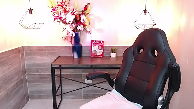 MarianaMontezz online show from February 5, 2026, 12:01 pm