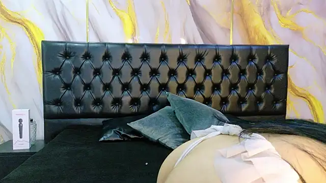 MilaDeRoux online show from March 29, 2026, 5:20 am