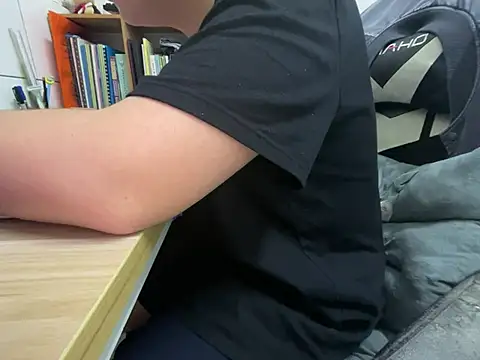 Snapshot of hiiiizzzz chatting on March 1, 2026, 4:29 pm hiiiizzzz online show from March 1, 2026, 4:29 pm