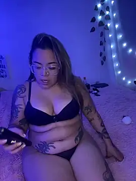 Lindalatina2001 online show from April 7, 2026, 7:04 pm