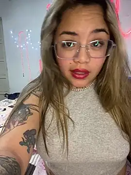 Lindalatina2001 online show from May 28, 2026, 11:32 pm
