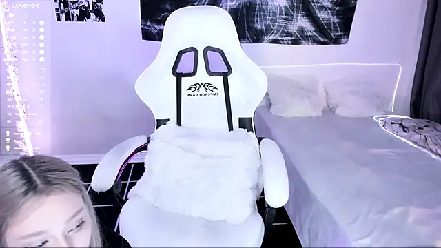 Snapshot of lyric4 chatting on December 14, 2025, 2:51 am lyric4 online show from December 14, 2025, 2:51 am