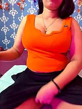 Snapshot of Hot-Haney77 chatting on January 6, 2026, 6:39 am Hot-Haney77 online show from January 6, 2026, 6:39 am