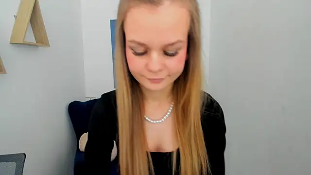 MidnighteAura online show from March 5, 2026, 11:51 am