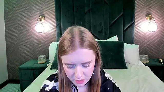 Victori Fox online show from December 5, 2025, 4:11 am