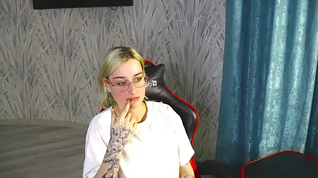 Snapshot of ValerieKirk chatting on December 2, 2025, 11:23 am ValerieKirk online show from December 2, 2025, 11:23 am