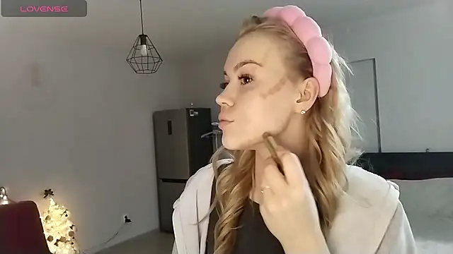 LunaPeony online show from December 19, 2025, 9:06 pm