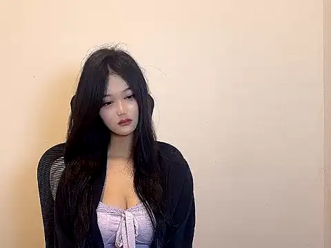 Cat-yiyi online show from December 2, 2025, 8:49 am