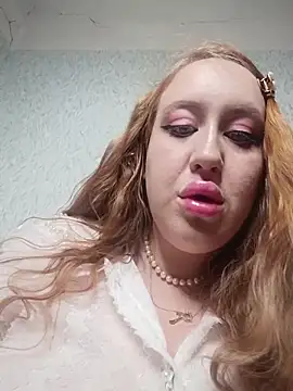 ElonaFox online show from December 5, 2025, 3:32 pm