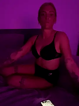 Snapshot of Blonde_BambiXX chatting on December 5, 2025, 7:45 pm Blonde BambiXX online show from December 5, 2025, 7:45 pm