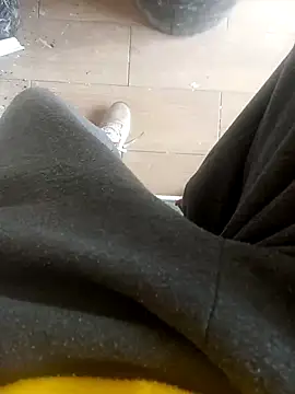 Snapshot of Valencianoo411 chatting on December 4, 2025, 12:15 pm Valencianoo411 online show from December 4, 2025, 12:15 pm