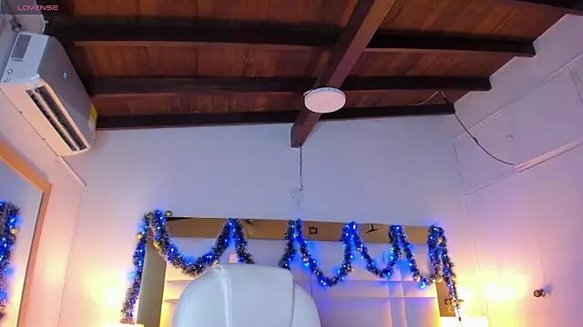 Zoei Moon online show from December 16, 2025, 7:18 pm