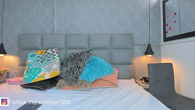 emilyy r online show from April 16, 2026, 7:03 pm