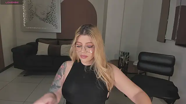 MadisonKane online show from November 28, 2025, 12:27 pm