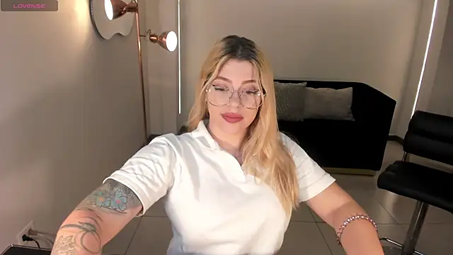 MadisonKane online show from November 30, 2025, 11:55 am