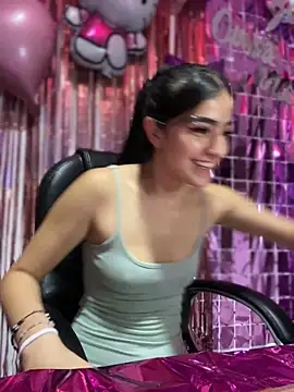 Snapshot of Valeriaa__001 chatting on December 5, 2025, 5:17 am Valeriaa 001 online show from December 5, 2025, 5:17 am