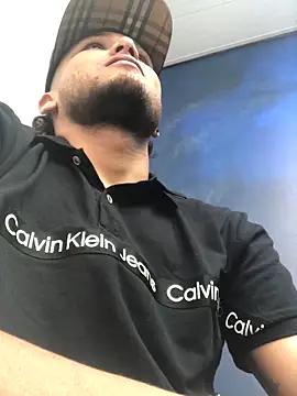 modeloxtz online show from February 12, 2026, 3:23 pm