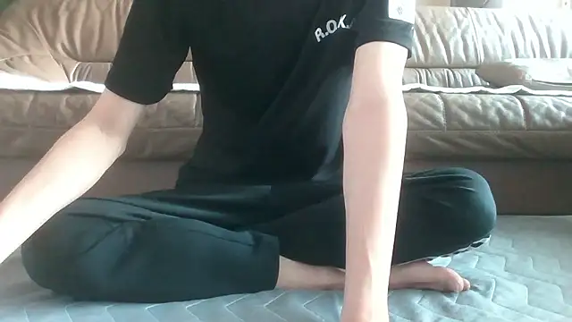 dongjun21 online show from February 18, 2026, 6:44 am