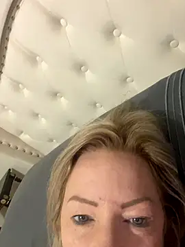 Snapshot of sinfulsara chatting on December 18, 2025, 2:10 pm sinfulsara online show from December 18, 2025, 2:10 pm