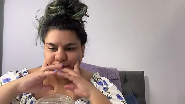 YoungCurvyLeah online show from August 1, 2026, 9:24 pm