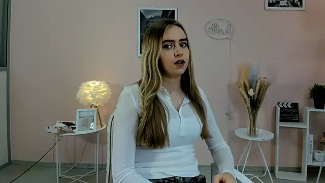 Snapshot of LinnDellos chatting on December 4, 2025, 5:17 am LinnDellos online show from December 4, 2025, 5:17 am