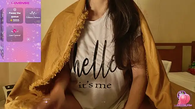 Snapshot of MoonLipsON- chatting on January 7, 2026, 11:43 pm MoonLipsON- online show from January 7, 2026, 11:43 pm