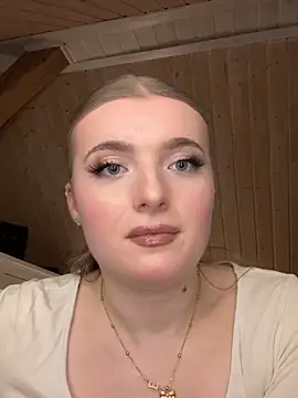 MilaLuxe online show from December 15, 2025, 7:09 pm