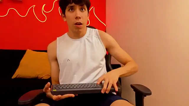 Neo Twink online show from May 8, 2026, 7:06 pm